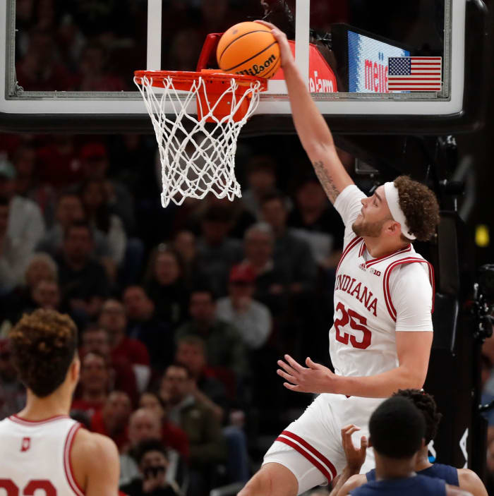 Race Thompson (25) dunks the ball during the Big Ten Men s Basketball Tournament semifinal game against the Penn State Nittany Lions,